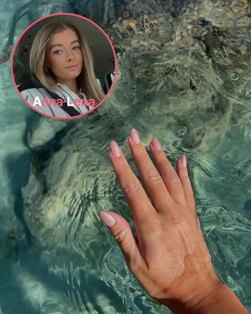 Anna-Lena genießt die Herbstsonne auf Mallorca und setzt auf glitzerne Nails in der heiß begehrten Mandelform.