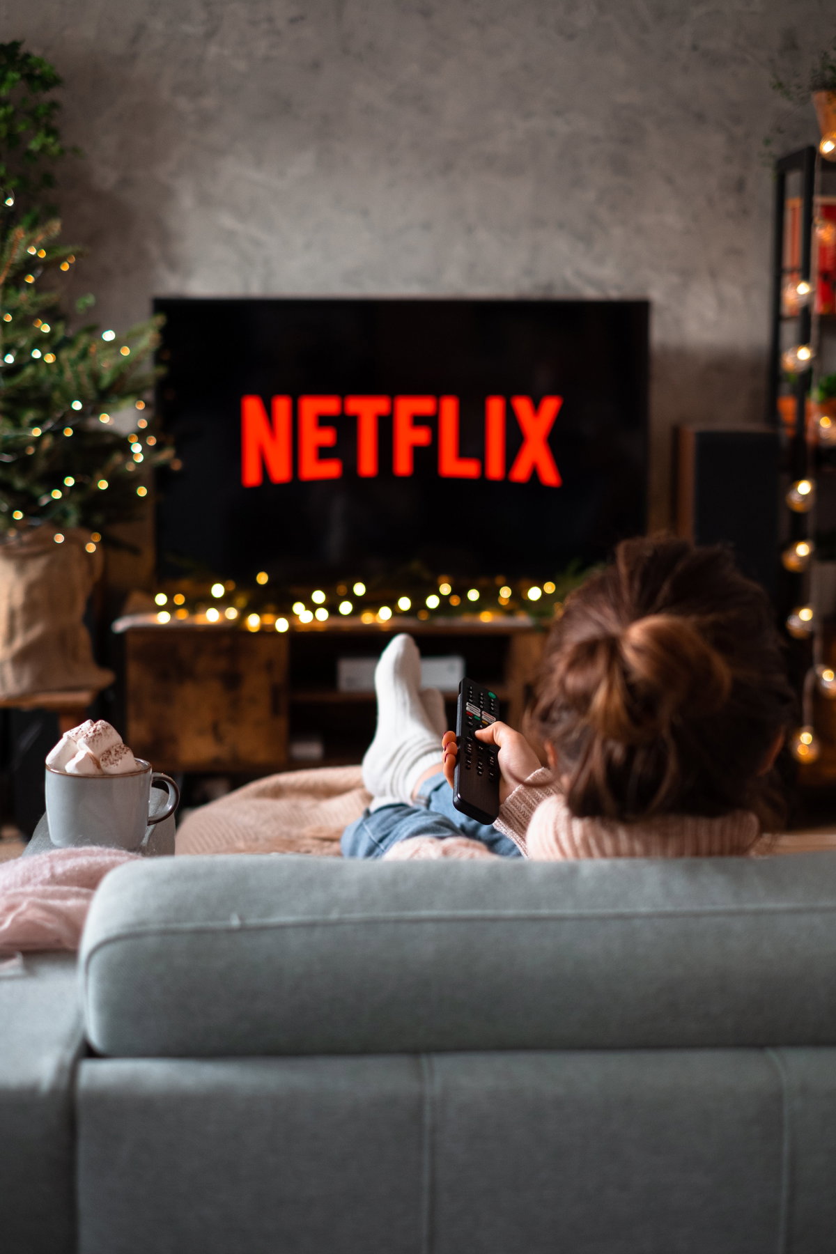 Frau die Netflix schaut