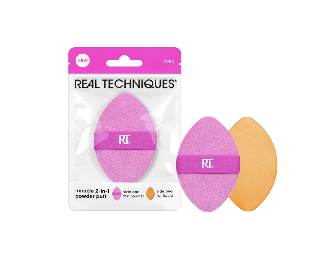 Der neue Real Techniques® Miracle 2-in-1 Powder Puff verbindet mit seinen zwei verschiedenen Seiten das Beste aus zwei Welten: Egal, ob Puder, Cremes oder flüssige Foundation – mit diesem Tool wird die perfekte Grundierung gezaubert. Der Selling-Point: Das Produkt ist zu 100 % vegan und tierversuchsfrei. Aber überzeug dich selbst! Hier findest du den Puff für ca. 7 Euro .