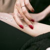 Russian Manicure: Das hat es mit dem Nagel-Trend auf sich