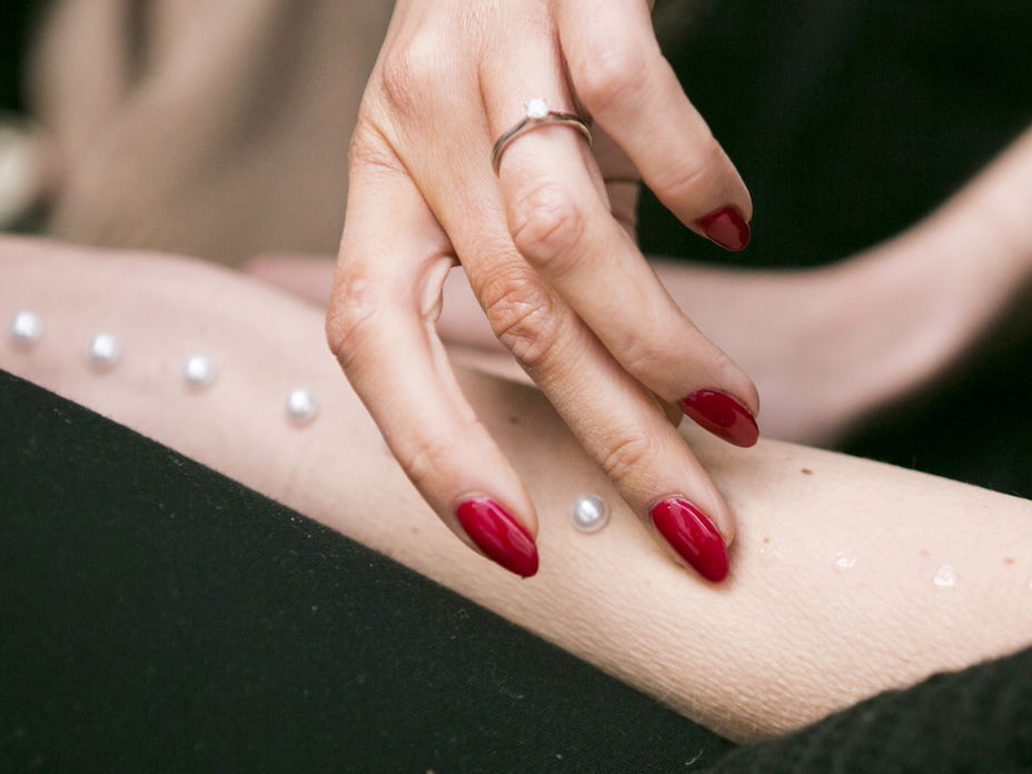 Die Russian Manicure hat eine Eigenschaft, die sie von anderen Methoden unterscheidet. Bei der Russian Manicure wird die Nagelhaut mit einer elektrischen Feile entfernt – mehr dazu im Artikel.