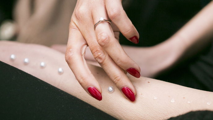 Russian Manicure: Das hat es mit dem Nagel-Trend auf sich