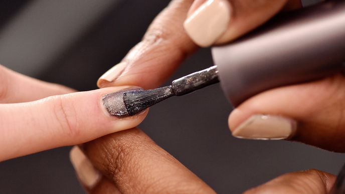 Magische "Starburst Nails" passen perfekt zur festlichen Jahreszeit