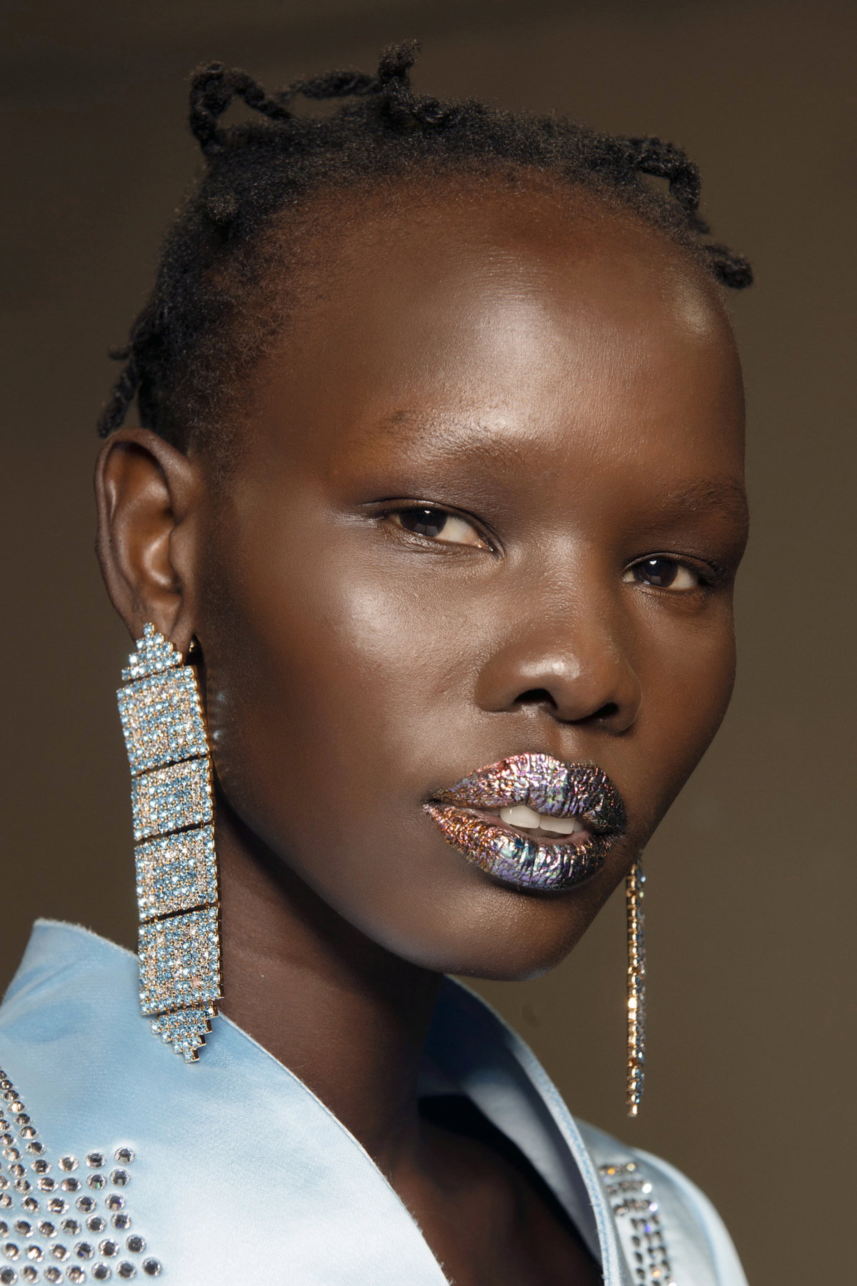 ... oder du wählst einen auffälligeren Look, indem du farbiges Glitzer über einem knalligen Lippenstift wählst.