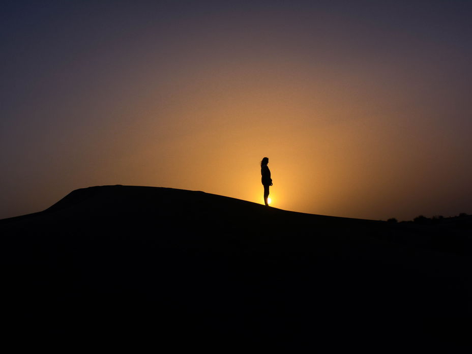 Frau vor Sonnenuntergang