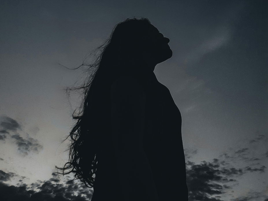 Silhouette einer Frau mit langen Haaren