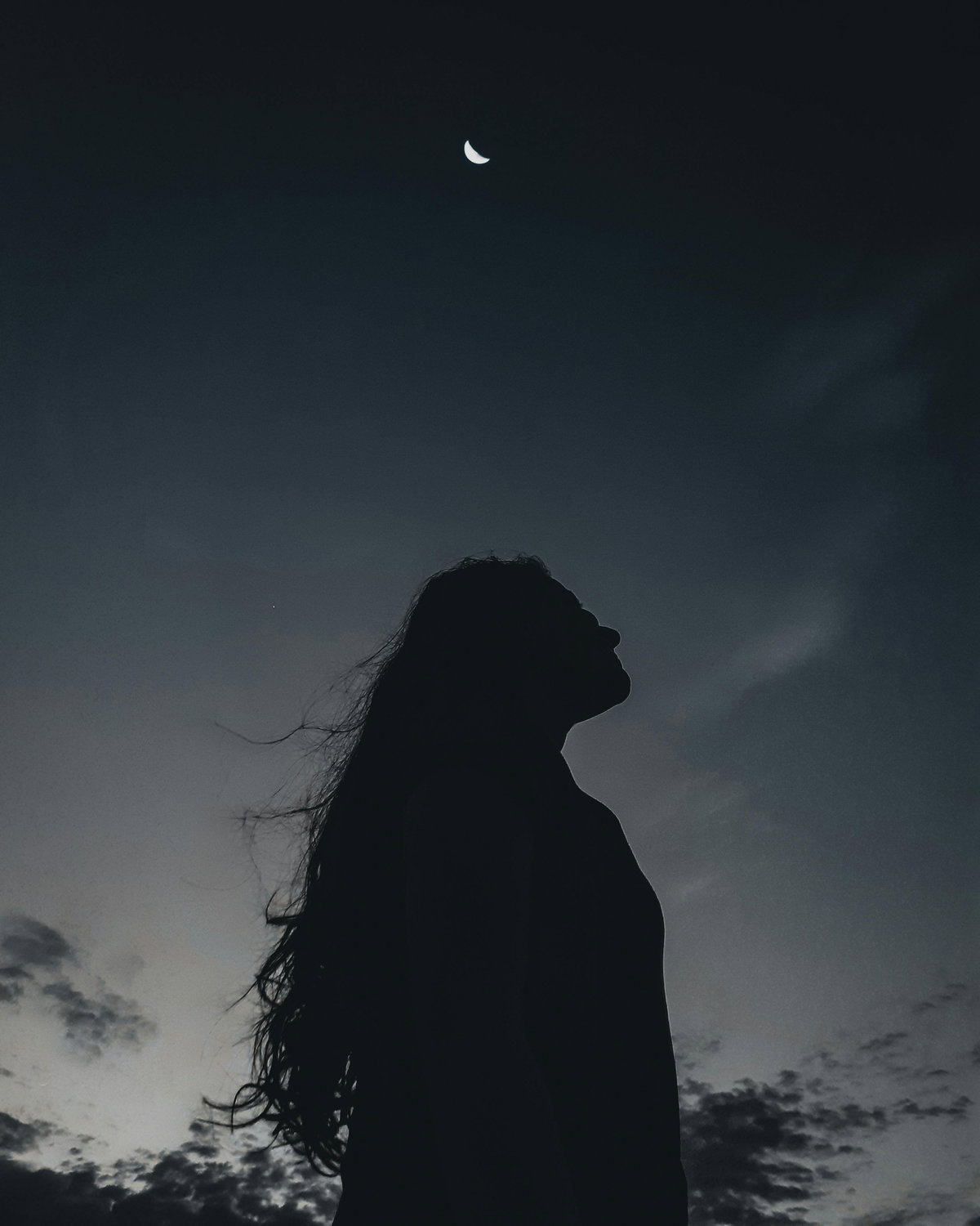 Silhouette einer Frau mit langen Haaren