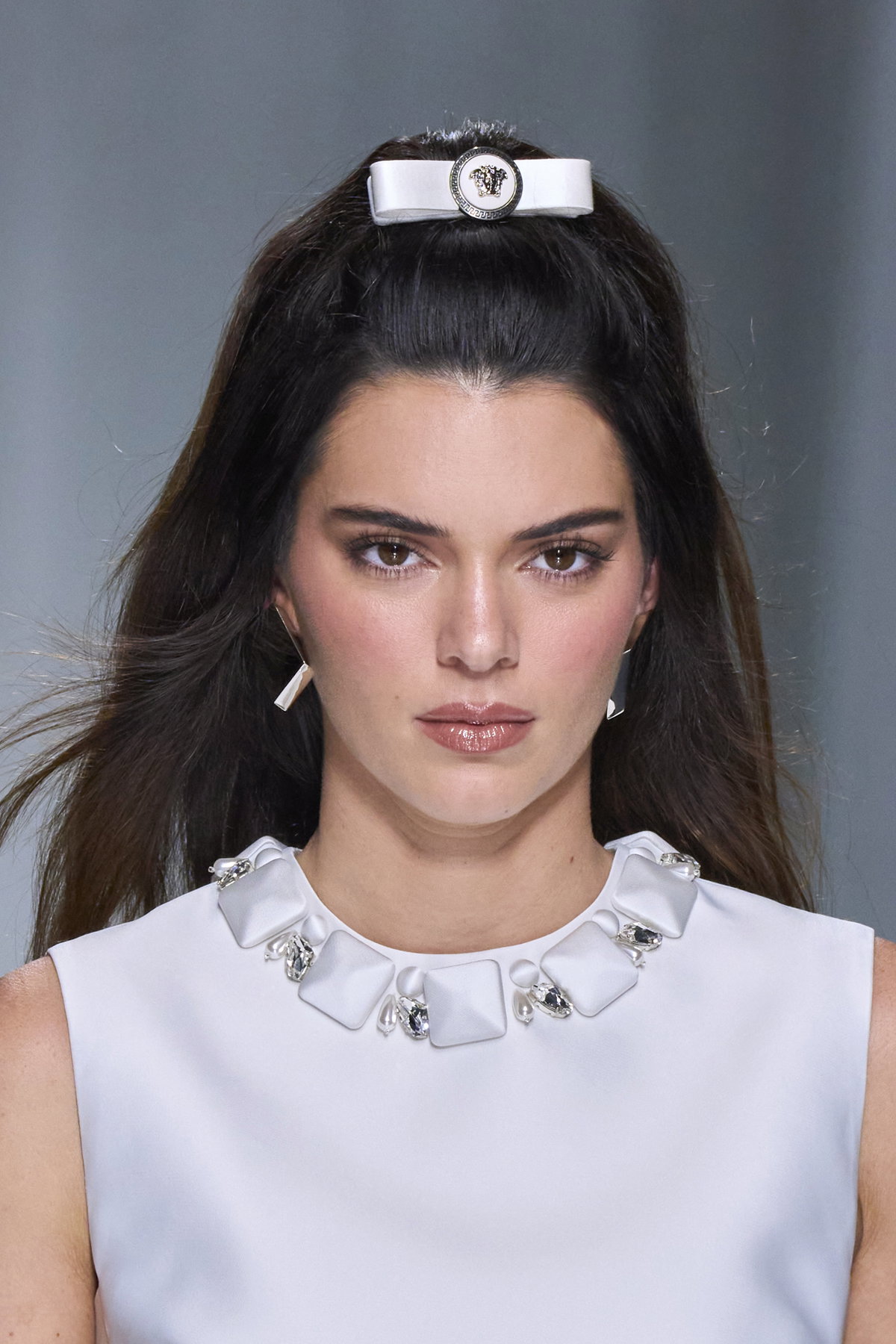 Kendall Jenner präsentiert uns auf dem Runway der Versache SS24 Show einen der beliebtesten Make-up-Trends für 2024 und zwar pudrigen Lidschatten.