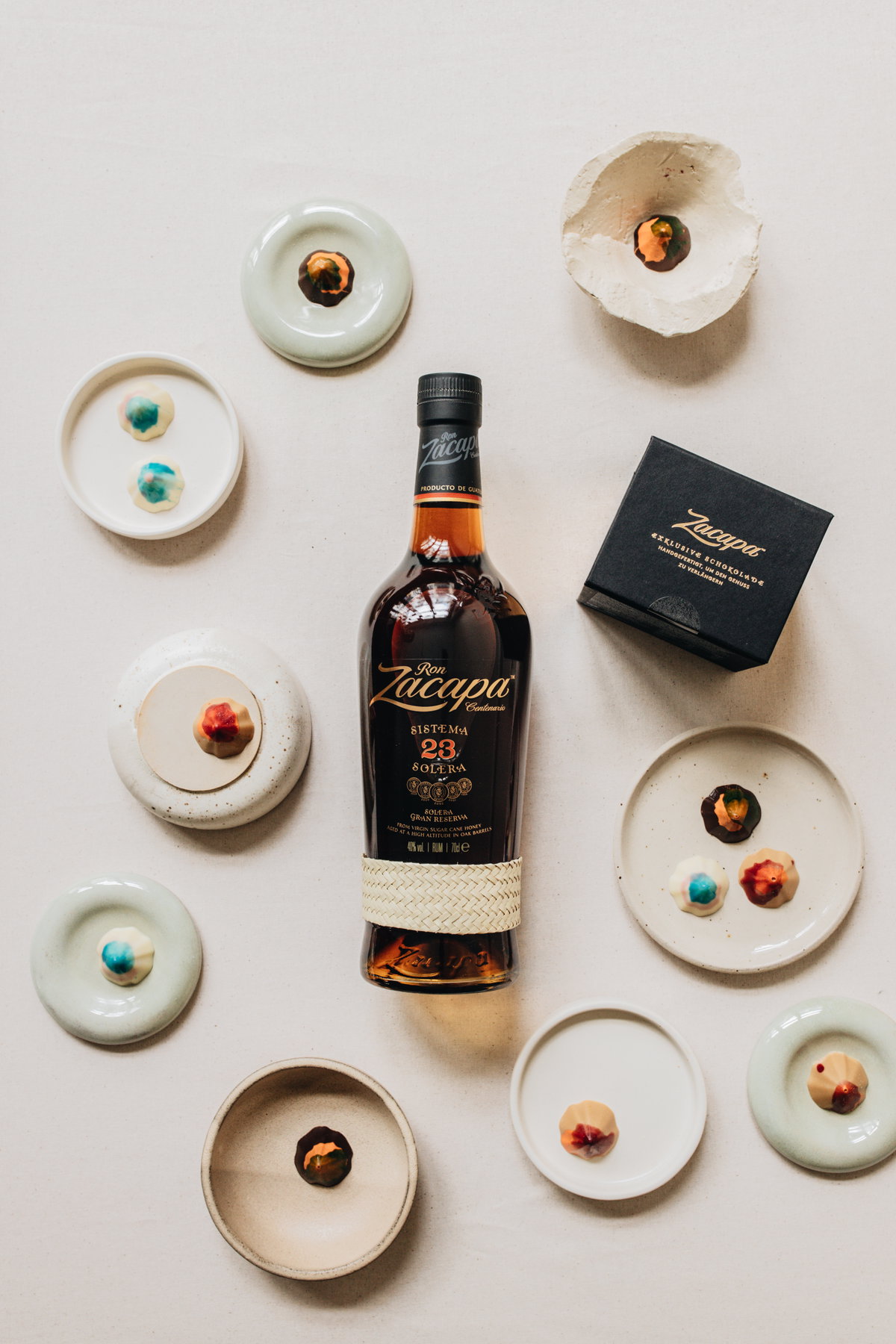 Exquisiter Genuss trifft auf Zacapa Rum. Rum und Schokolade passen einfach zusammen - Das haben sich auch Zacapa Rum und der Londoner Chocolatier BRIK gedacht, um für eine wahrliche Geschmacksexplosion zu sorgen. Ein perfektes Weihnachtsgeschenk also für Väter, die sich eigentlich nichts wünschen.