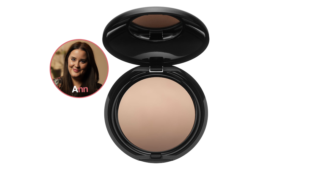 "Wenn es um mein Make-up geht, darf es gerne die Extraportion Glow sein. Auf den Augenlidern, auf den Lippen – und ganz besonders beim Teint. Mein aaaabsoluter Liebling dafür: Das "Skin Fetish Sublime Perfection Blurring Under-Eye Powder" von Pat McGrath . Das Produkt ist samtig leicht, wirkt wie ein Weichzeichner und hat dabei einen so genialen Glow (ganz ohne Glitzer!), sodass das gesamte Make-up ein sofortiges Glamour-Upgrade bekommt. Und noch ein Tipp von mir: Es ist zwar als Puder für die Augenkontur gedacht, ich benutze es aber knallhart fürs ganze Gesicht – es ist einfach zu gut!" - Ann