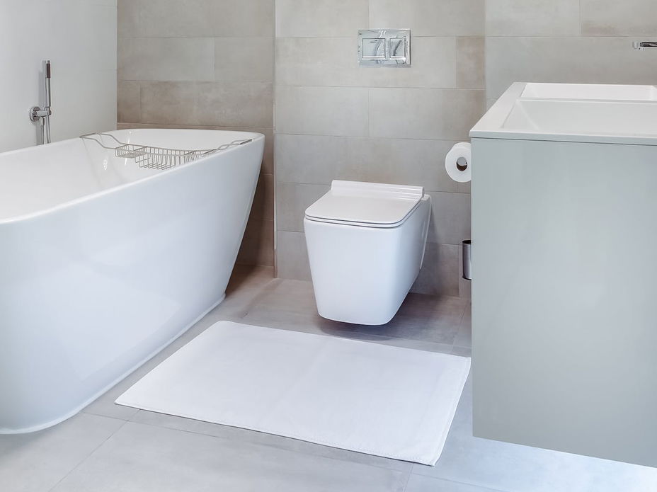 Minimalistisches Badezimmer in Weiß und Beige