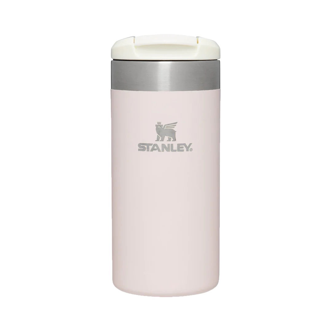 Perfekt für den Winter! Der THE AEROLIGHT™ TRANSIT MUG von STANLEY ist ein Coffee-to-go-Becher, der dein Lieblingsgetränk bis zu 6 Stunden warm hält. Egal, ob du morgens zur Arbeit pendelst oder für einen Winterspaziergang deinen Tee heiß halten möchtest – der Cup ist ein Gamechanger. Das Nonplusultra: Der Becher hält auch deine Getränke für 8 Stunden kalt – we love. Hier kannst du den Coffee-to-go-Becher für 33 Euro nachshoppen .