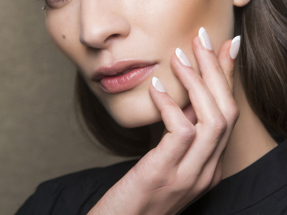 Chai Latte French Nails sorgen für einen kleinen Twist in der eleganten Maniküre.