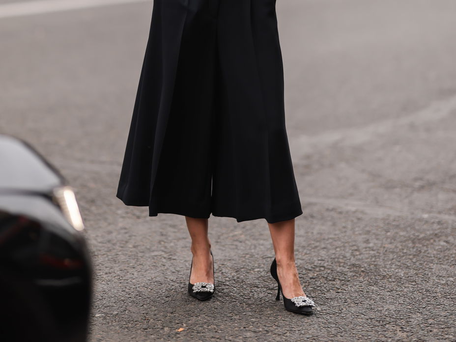 Frau mit glitzernden Pumps