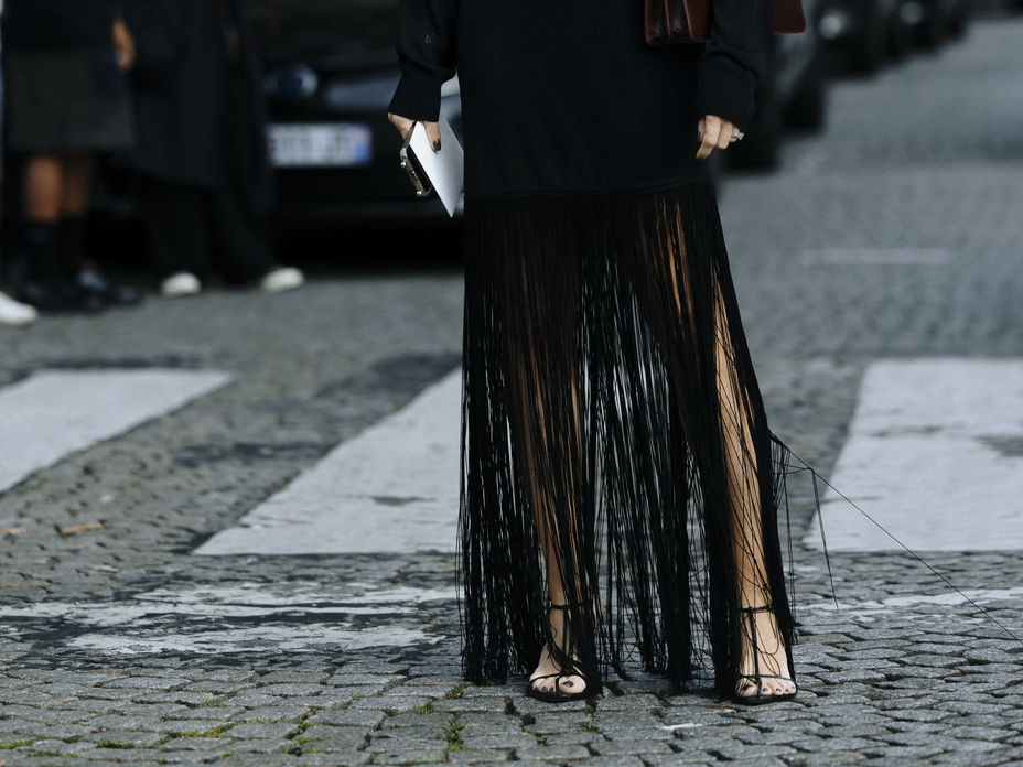 Frau trägt auf Paris Fashion Week Fransenrock