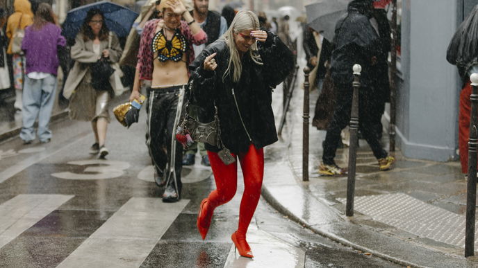 Strumpfhosen müssen im Winter 2024 diese Farbe haben, um Trend zu sein
