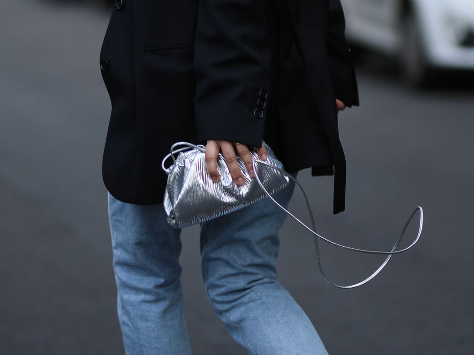 Frau trägt silberne Tasche