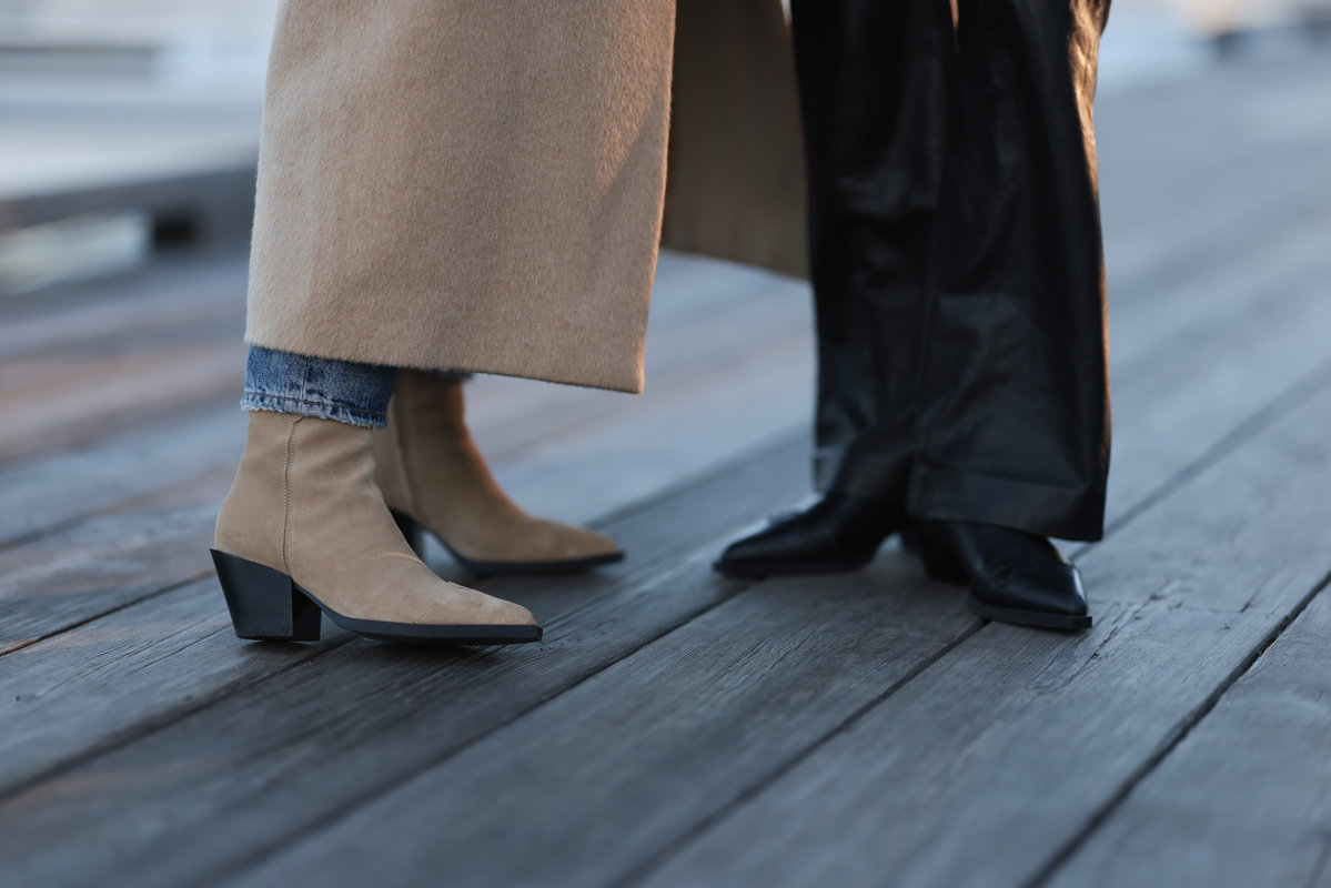 Frau trägt Wildlederstiefel