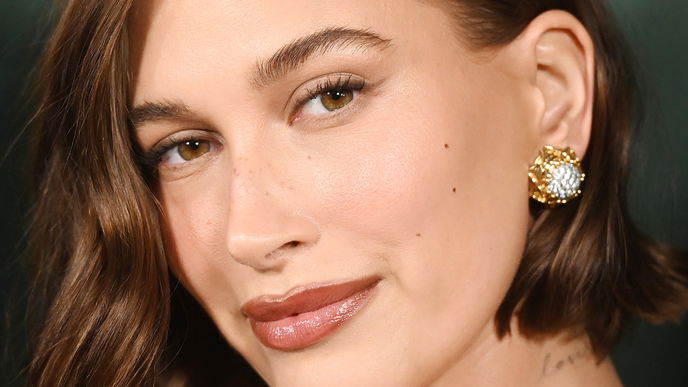 Hailey Biebers "Sugar Plum Fairy Make-up" wird der größte Trend zu Weihnachten