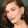 Hailey Biebers "Sugar Plum Fairy Make-up" wird der größte Trend zu Weihnachten