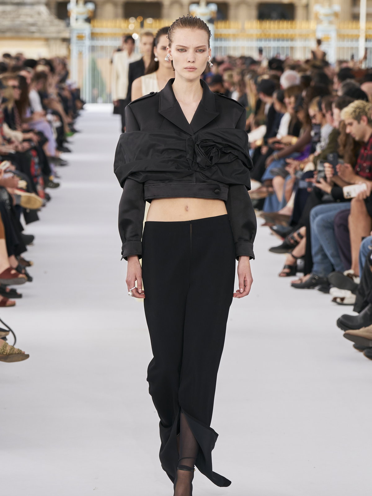 Business ja, aber bitte mit einem gewissen Twist, so wie wir es bei Givenchy gesehen haben. Die Brand verwandelt den Cropped Blazer durch die Stoffapplikation in einen echten Hingucker. Wow!