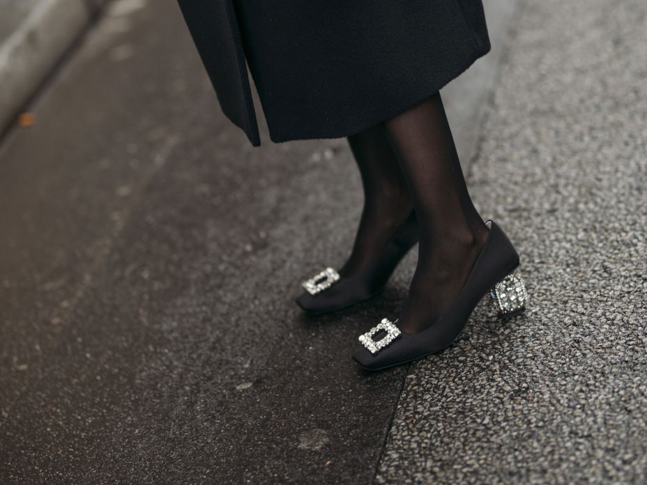 Frau in glamourösen Pumps