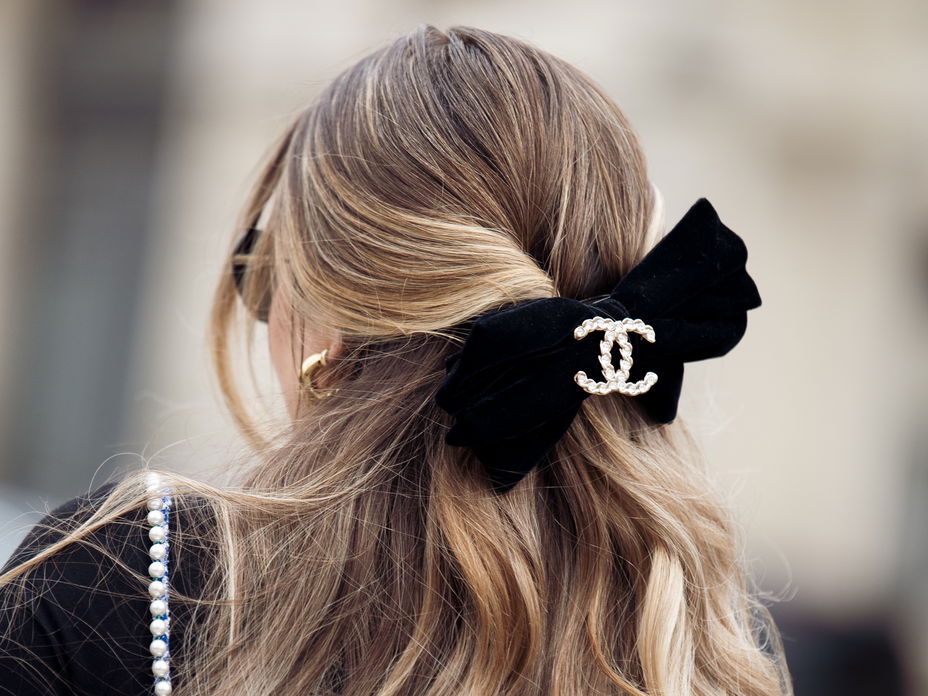 Die festlichen Tage stehen bevor und was könnte da besser passen als eine wunderschöne Frisur mit dem perfekten Accessoire?