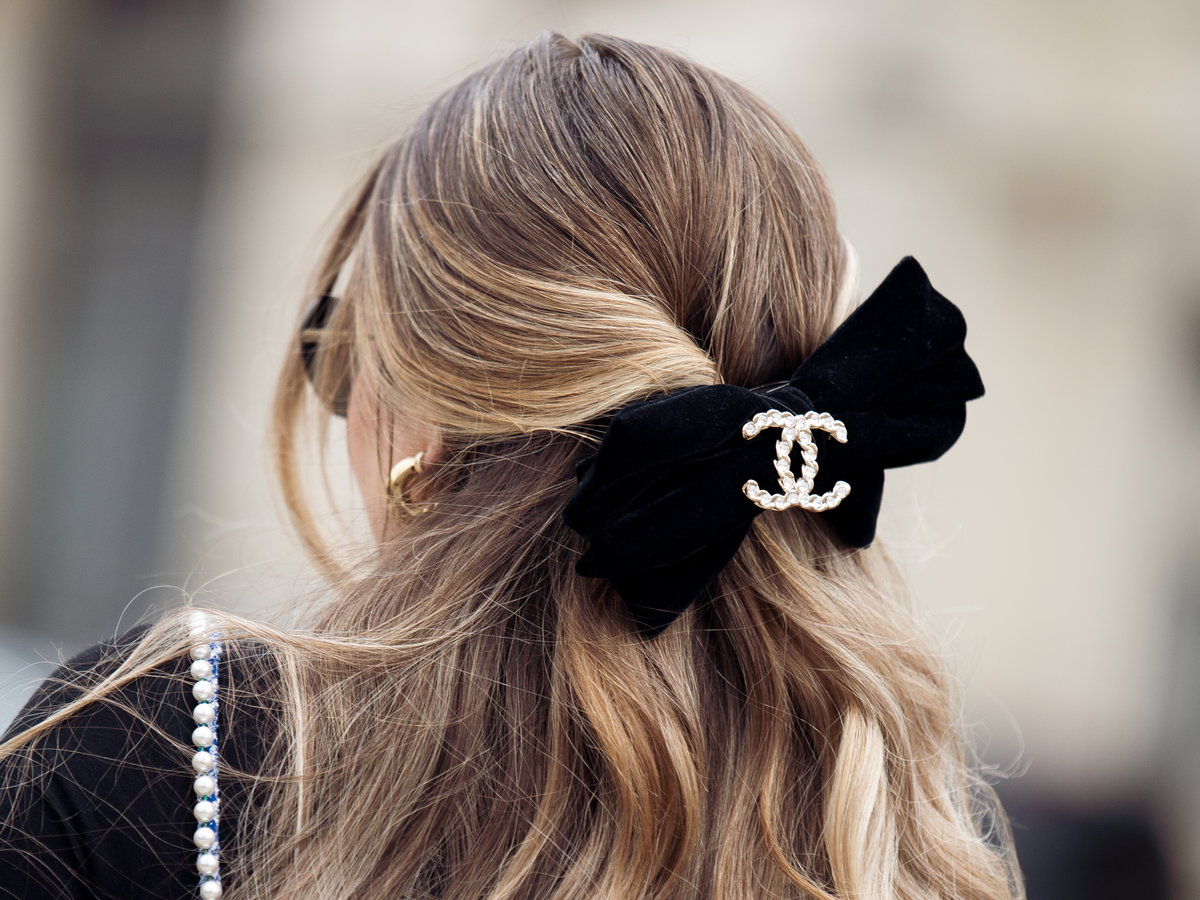 Die festlichen Tage stehen bevor und was könnte da besser passen als eine wunderschöne Frisur mit dem perfekten Accessoire?
