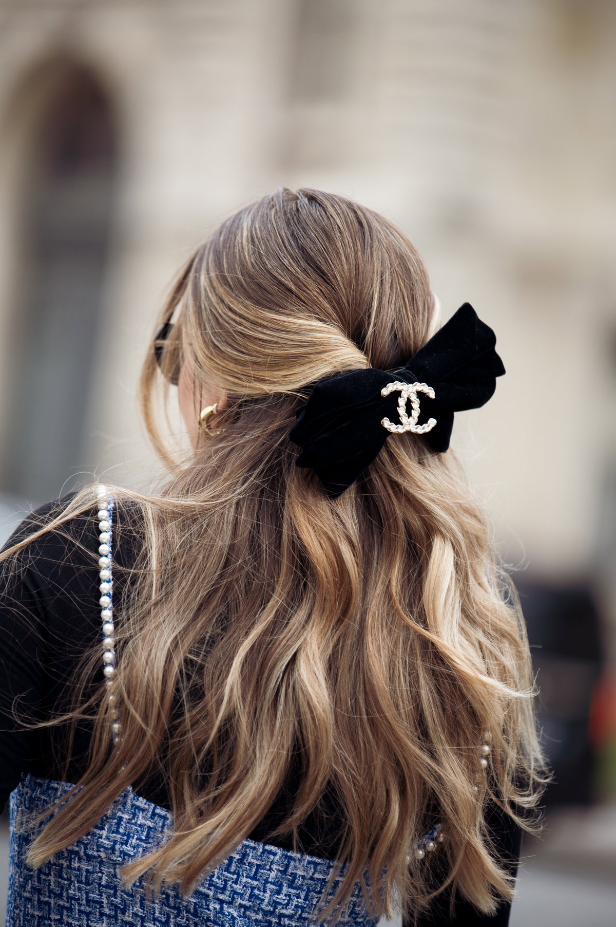 Die festlichen Tage stehen bevor und was könnte da besser passen als eine wunderschöne Frisur mit dem perfekten Accessoire?