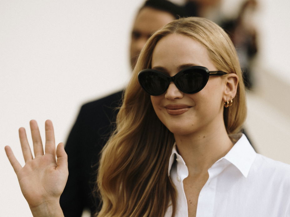 Die lange Mähne von Schauspielerin Jennifer Lawrence sorgt mit einem angesagten Sunset Blond für Begeisterung.