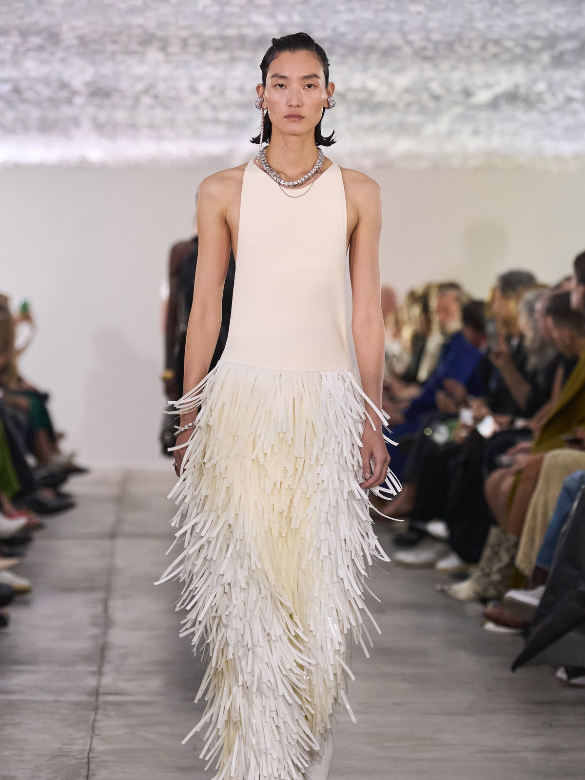 Fransen auf eine ganz besondere Art und Weise konnten wir bei Jil Sander entdecken. Das Kleid mit dem schlichten Oberteil wird durch den fransigen Rock zum Must-have für jede Fashionista.