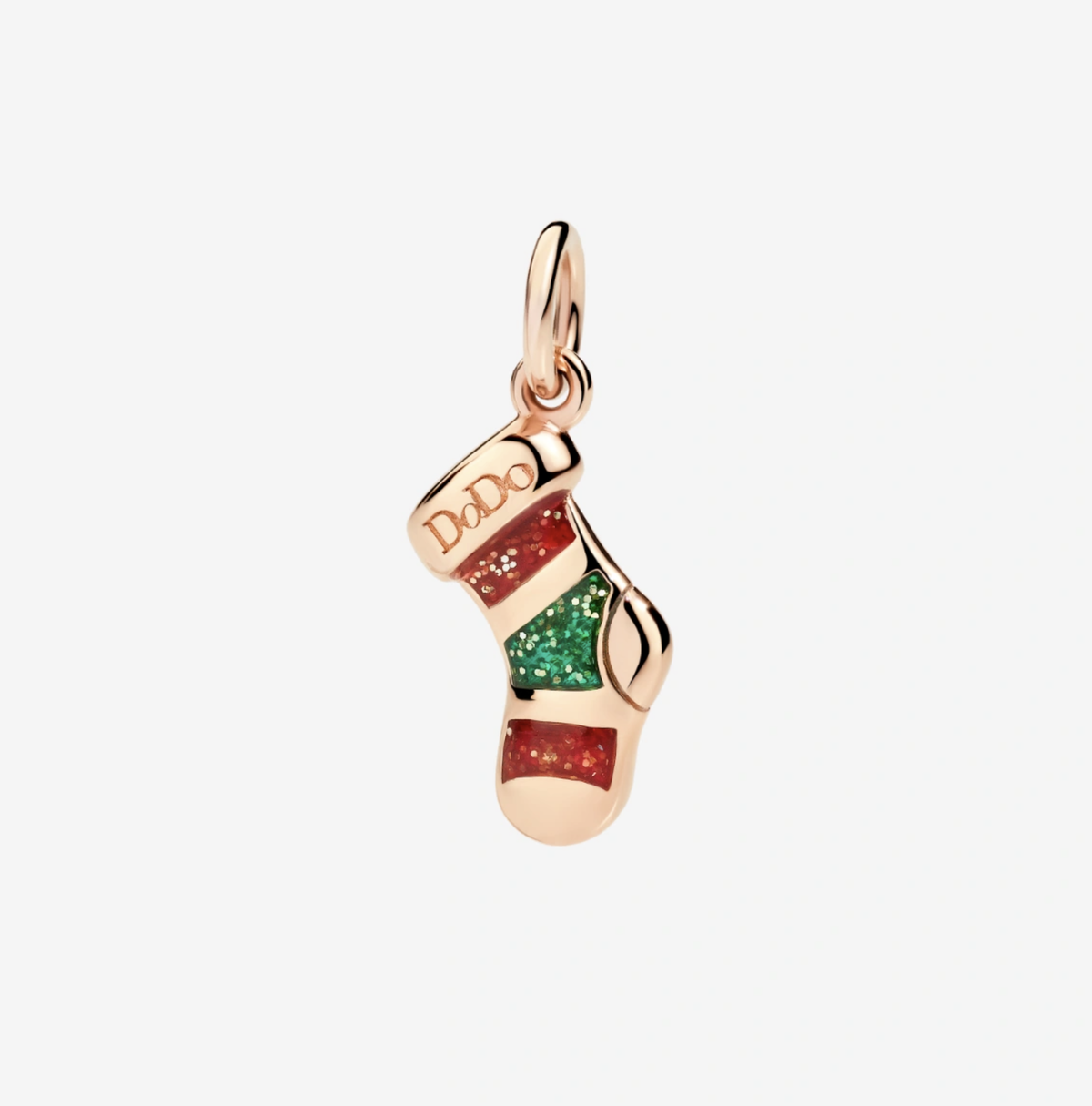 Cuteness Overload! Der wunderschöne Anhänger von DoDo hat unsere Herzen erobert und passt aktuell perfekt in die Weihnachtszeit. Und das Beste: Der Charme sorgt für einen festlichen Farbtupfer – egal ob an deinem Armband oder deiner Kette – und versetzt dich direkt in Weihnachtsstimmung.