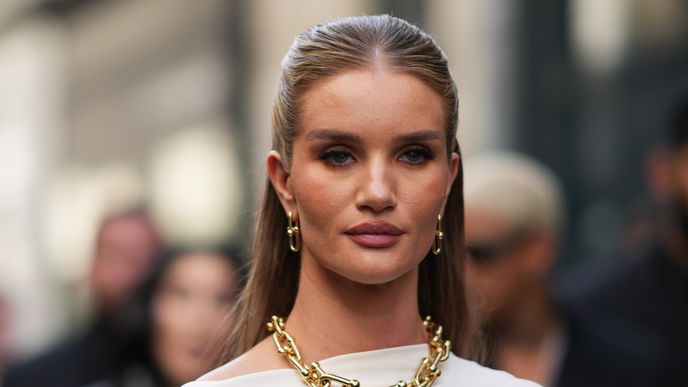 Elegante "Chai Latte French Nails" machen wir Rosie Huntington-Whiteley direkt nach