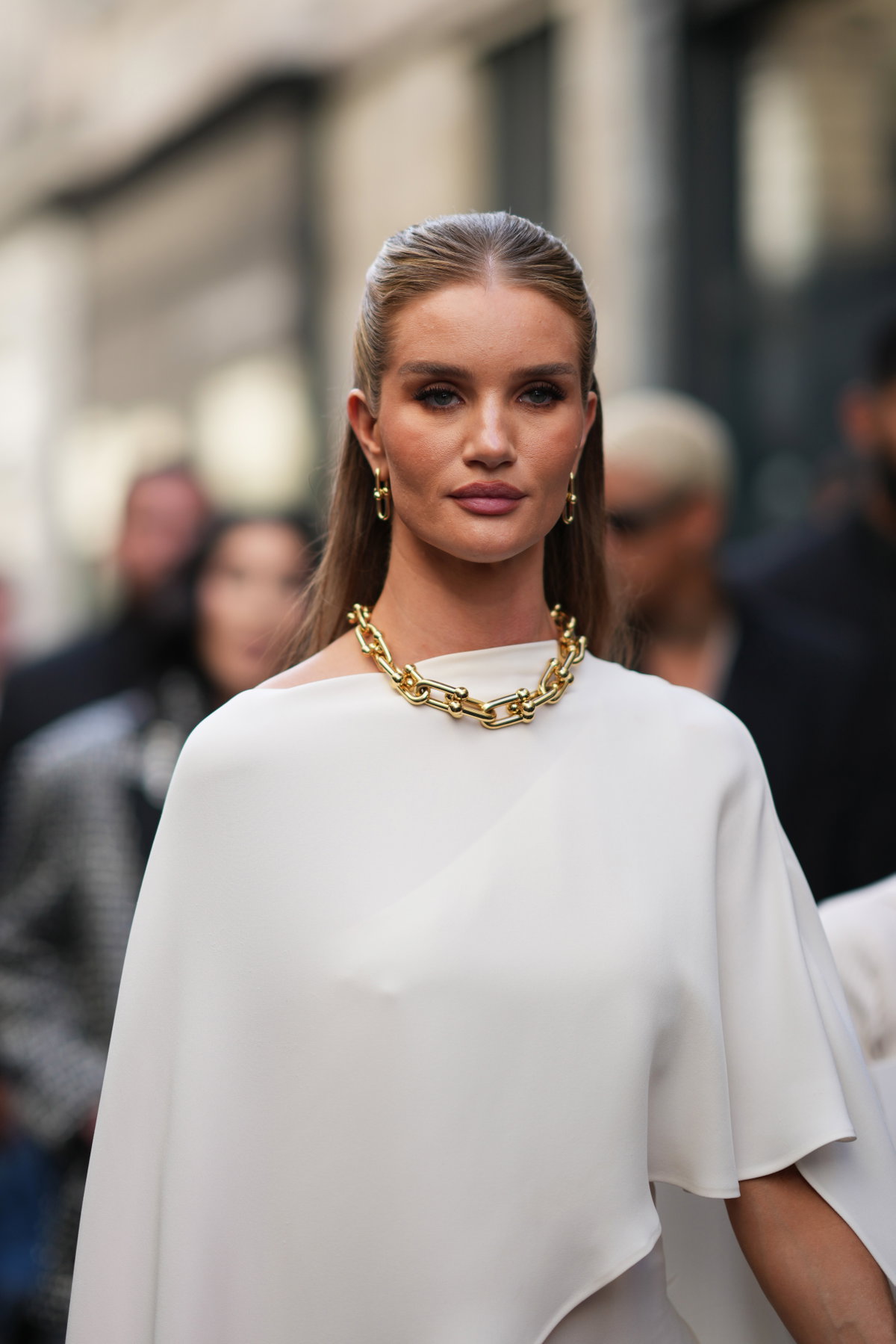 Schauspielerin und Model Rosie Huntington-Whiteley ist bekannt für ihren eleganten Stil. Passend zu ihrem Look setzt sie auf dieses Nageldesign ...