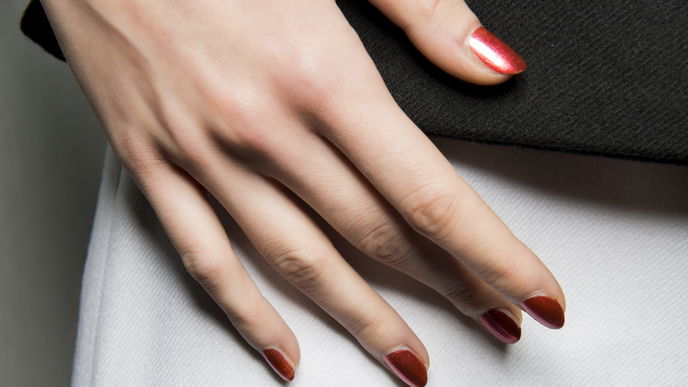 "Red Reflective Glitter Nails" sind die schönsten Weihnachtsnägel für 2023