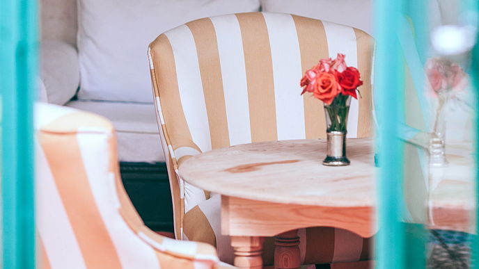3 Sessel in der neuen Trendfarbe "Peach Fuzz" sorgen jetzt schon für Summer-Vibes