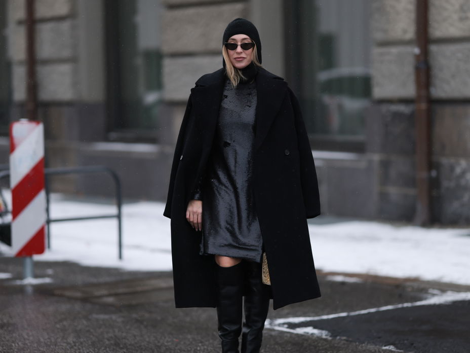 Frau mit grauem Kleid
