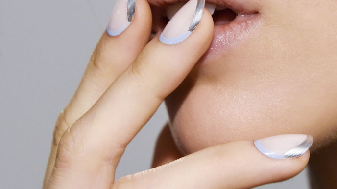 Die "Silver Tip Nails" sind das beste festliche Nageldesign für Weihnachten und Silvester