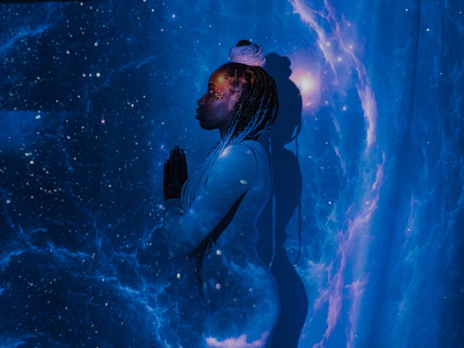 Frau vor blauem Universum-Hintergrund