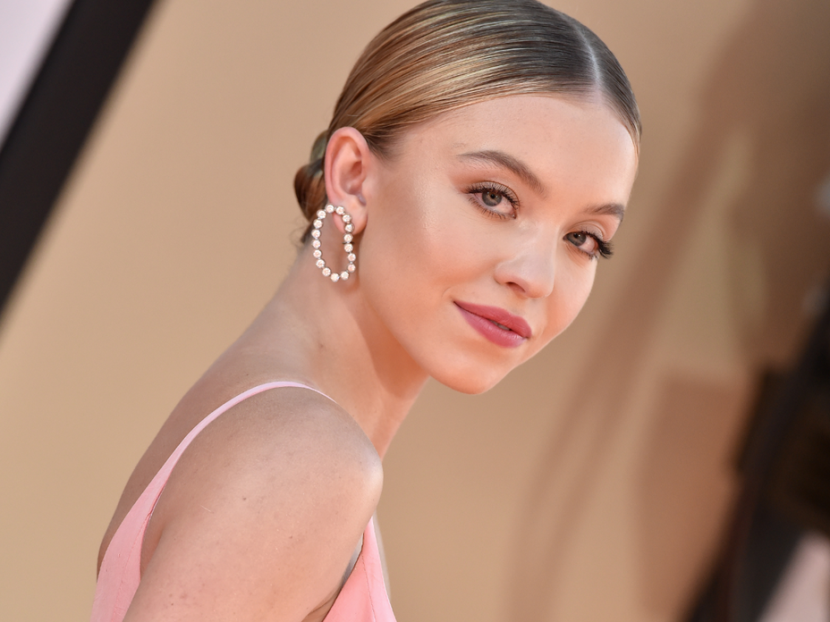 Übrigens sind auch Stars wie Sydney Sweeney Fans des sanften Beauty-Looks.