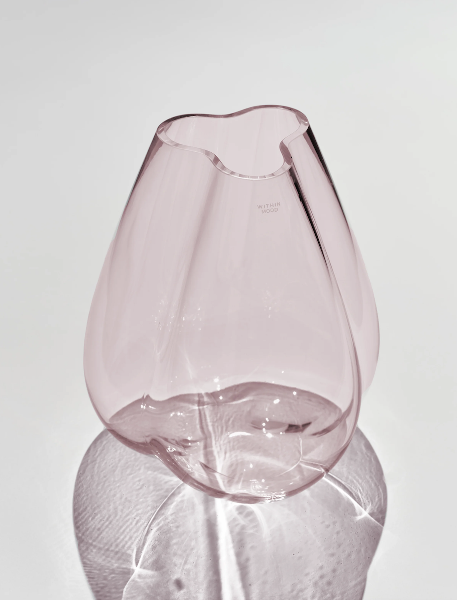 In jede gut dekorierte Wohnung gehört mindestens eine Vase, die ein echter Hingucker ist – da sind wir uns alle einig! In die handgemachte Vase von within mood in außergewöhnlicher Form haben wir uns regelrecht schockverliebt. Übrigens auch das perfekte Weihnachtsgeschenk für die Liebsten ... für rund 135 Euro sicherst du dir das besondere Deko-Teil!
