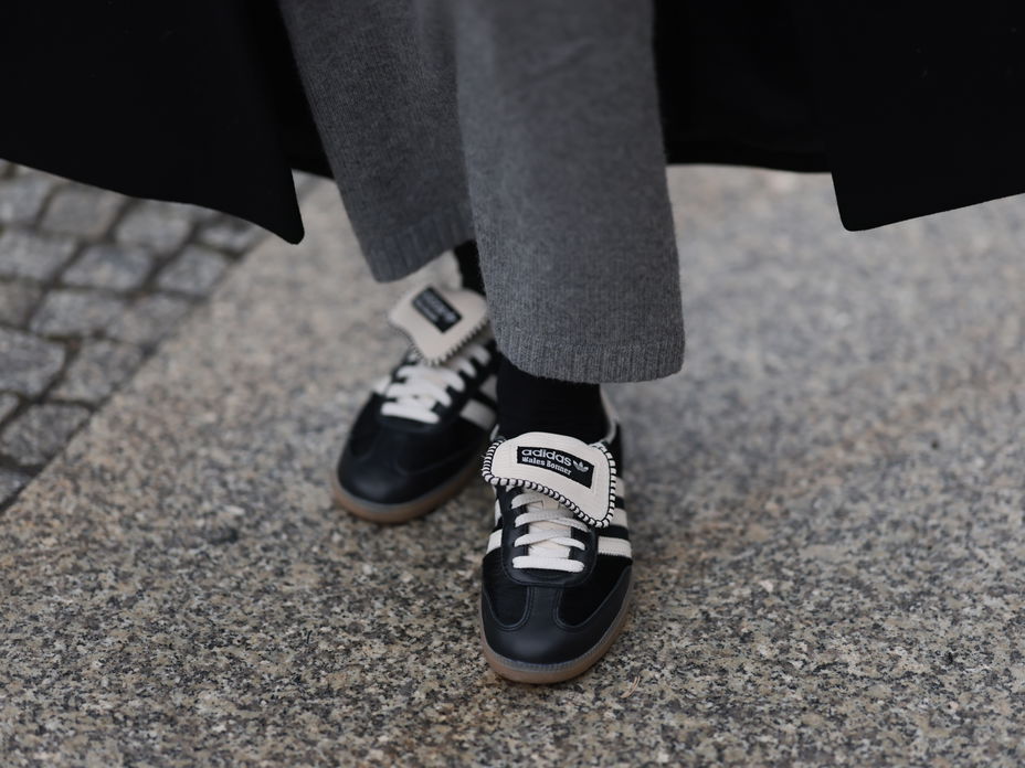 Frau trägt Adidas Wales Bonner