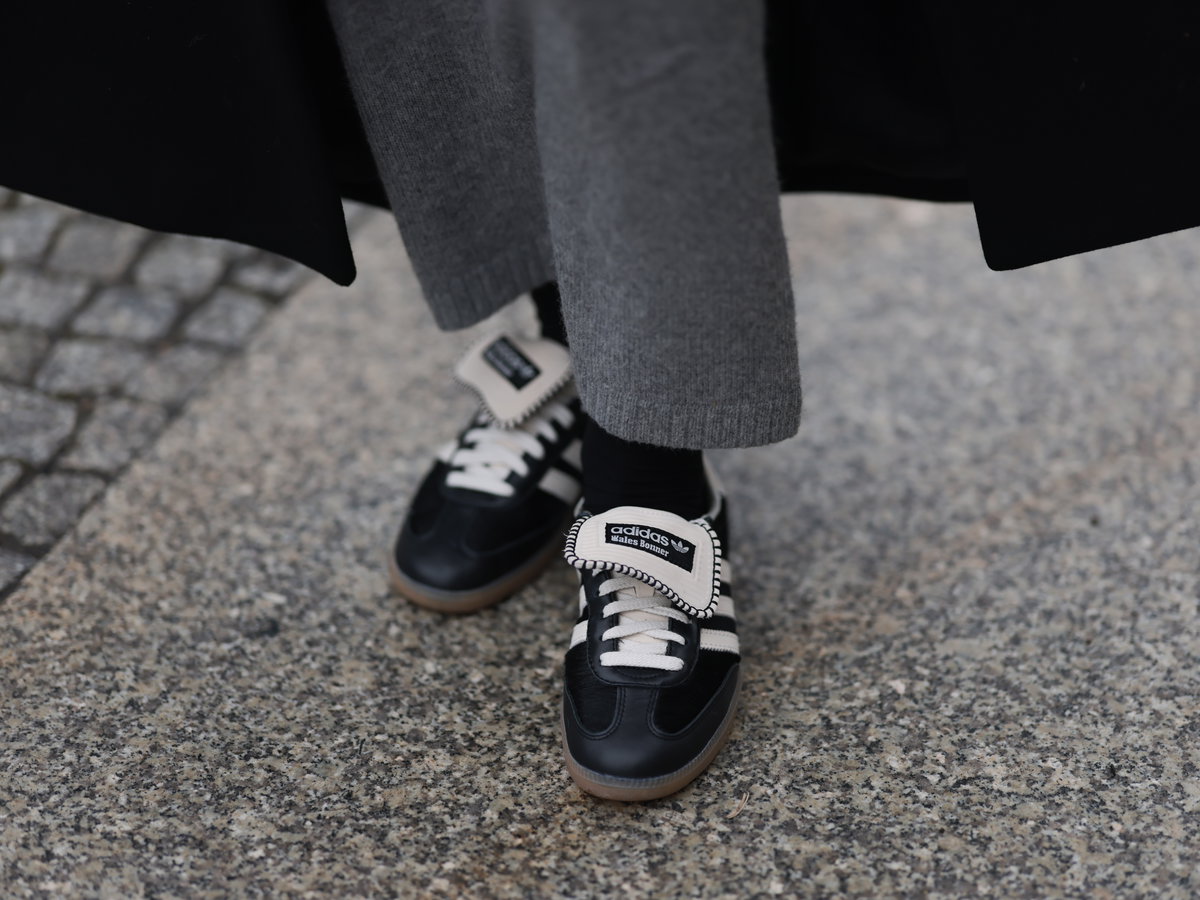 Frau trägt Adidas Wales Bonner