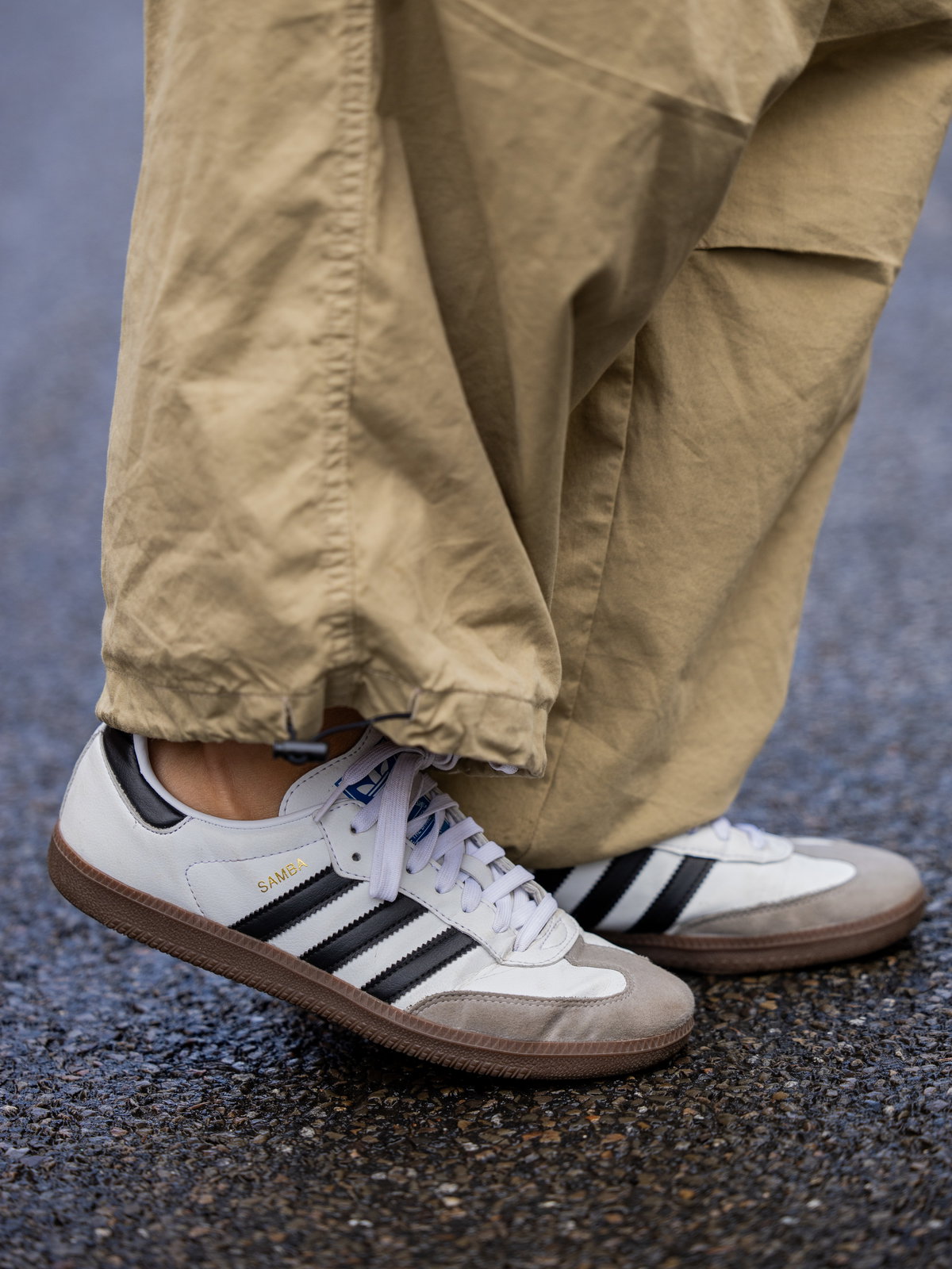 Anna Winter trägt weißen Sneaker Adidas Samba plus Cargo Hose