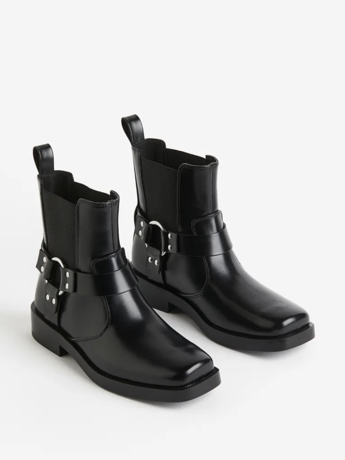 Diese Chelsea Boots haben ein cooles Upgrade bekommen und kommen nun mit Schnallen und Nieten daher. Aktuell sind sie auf 16 Euro reduziert.