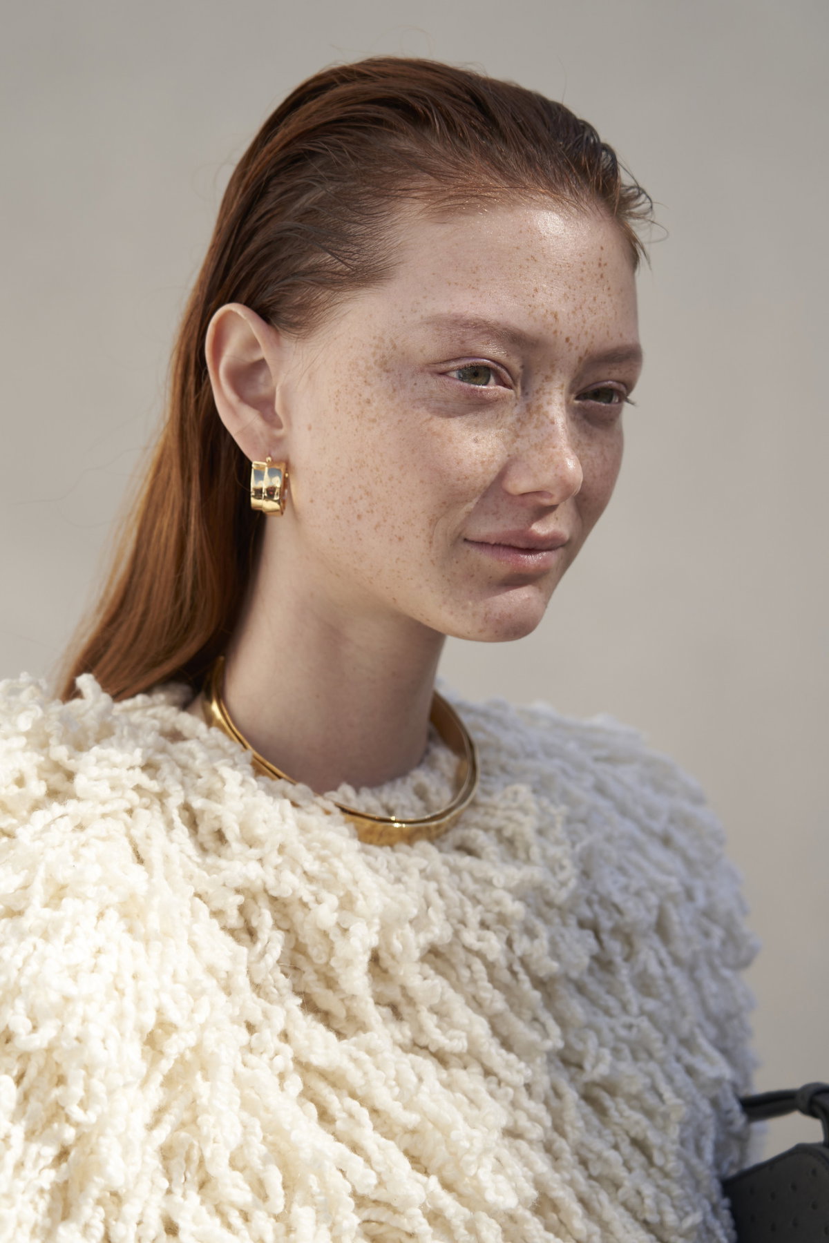 Henna Sommersprossen sind eine großartige Möglichkeit, deinem Gesicht einen sommerlichen und verspielten Look zu verleihen.