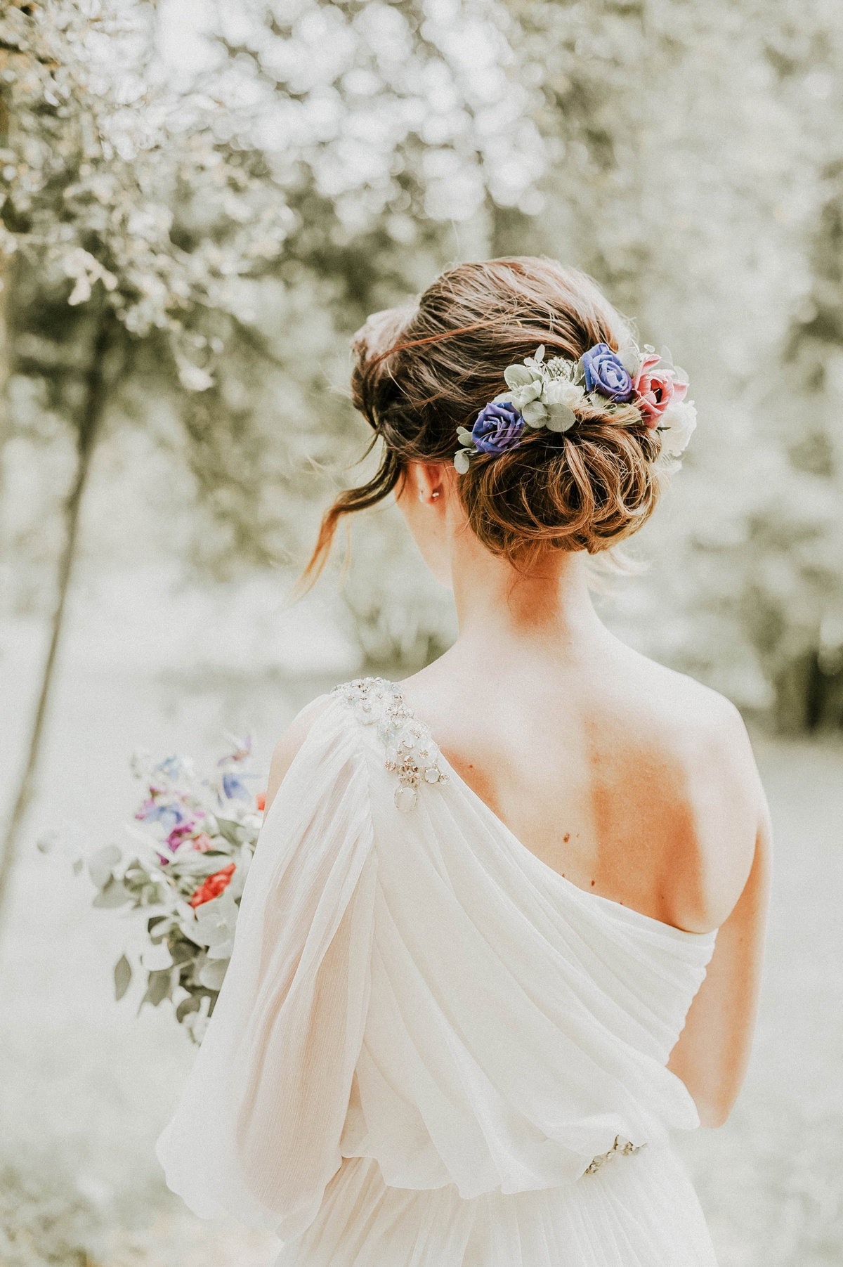 Brautfrisur mit Blumen