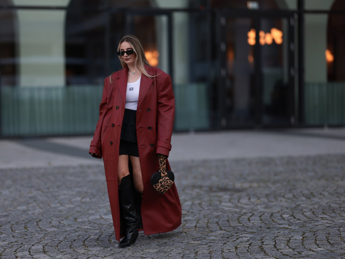 Frau mit Leo-Tasche