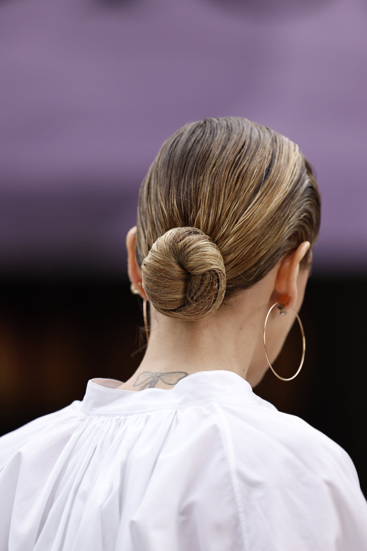 Frau trägt Low Bun