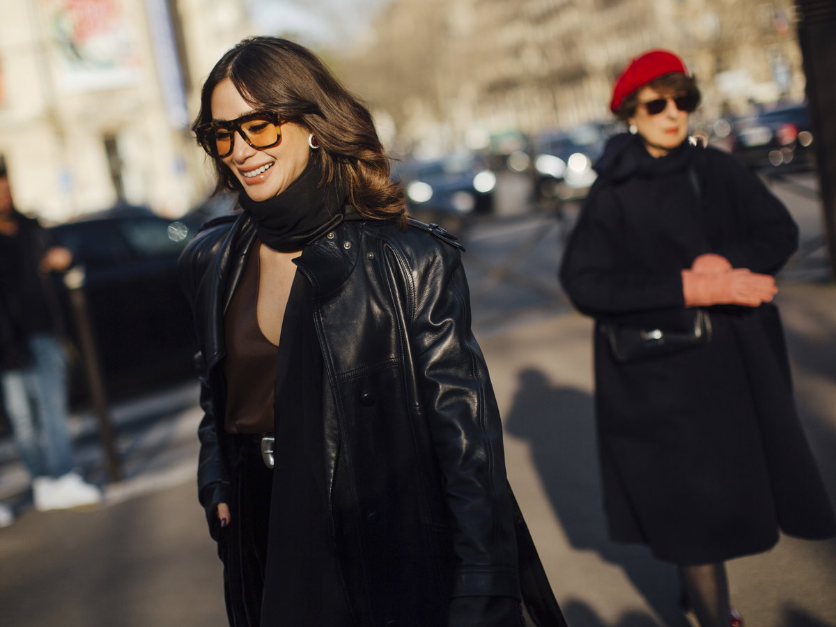 Frau mit stylischer Sonnenbrille